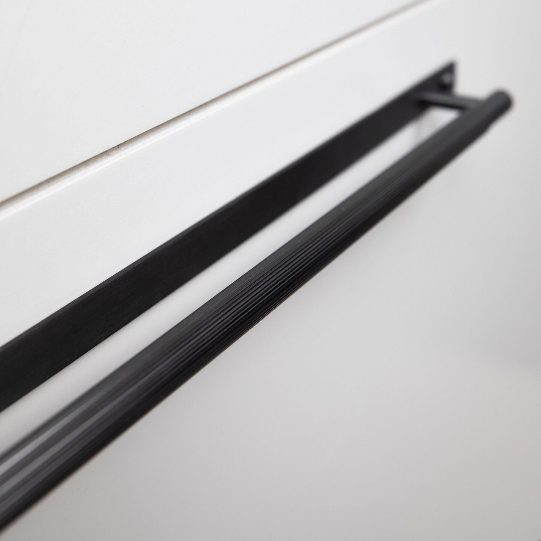 Zdjecie uchwytu Pull Bar Plate medium czarnego na meblu