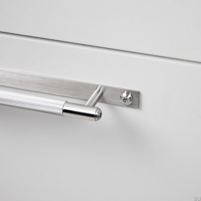 Puxador alongado para móveis Linear Plate 125 em aço prateado com almofada