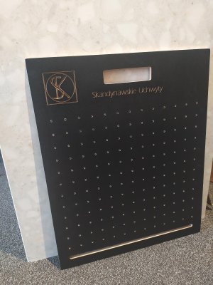 L display com logotipo