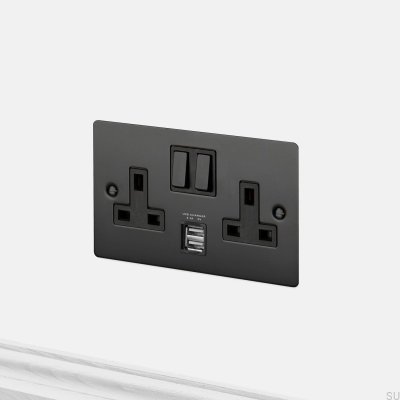 Duas portas USB 3.1A Tipo G, padrão britânico, com conector UK 2G, em aço preto.
