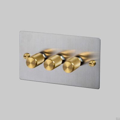 Dimmer LED Cross 3G 120W em aço prateado com detalhes em latão, padrão britânico.
