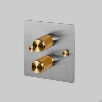 Dimmer LED Cross 2G 120W em aço prateado com detalhes em latão, padrão britânico.
