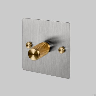 Dimmer LED Cross 1G 120W em aço prateado com detalhes em latão, padrão britânico.