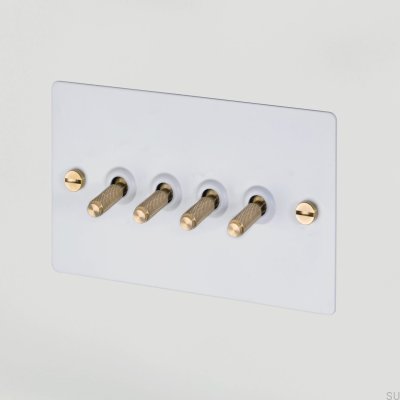 Cross 4G Quadruple Switch em aço branco com detalhes em latão, padrão britânico.