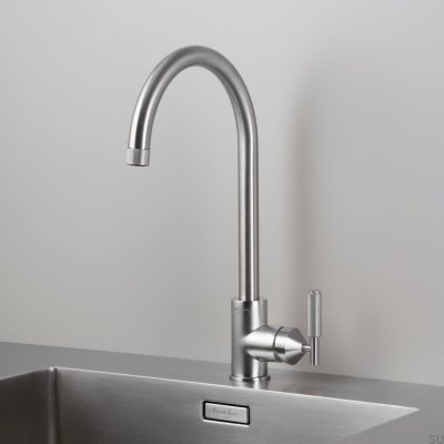Torneira de cozinha Cross em latão prateado com conector europeu