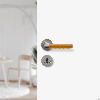 Puxador de porta Kastrup 04 prateado com revestimento em couro, estilo escandinavo padrão.
