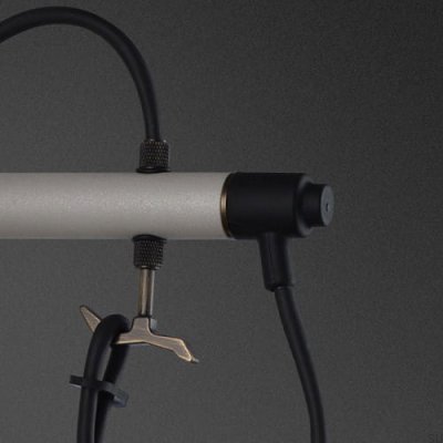 Luminária de parede Hooked Nude em tom cinza aço com detalhes em bronze queimado