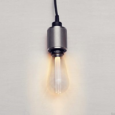 Luminária pendente em forma de cruz, em metal pesado, aço, prata.