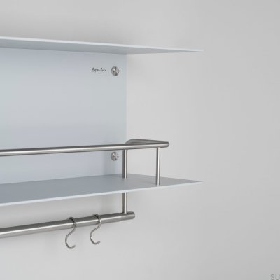 Prateleira com cabides, cor cinza aço com detalhes prateados.