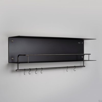 Prateleira suspensa em aço preto com ganchos e detalhes em metal grafite.