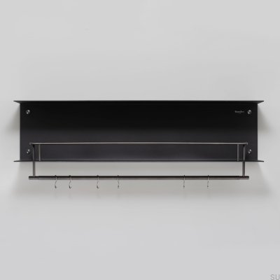 Prateleira suspensa em aço preto com ganchos e detalhes em metal grafite.