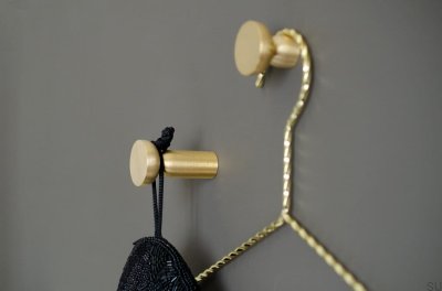 Cabide de parede Kokeshi 3052, latão escovado, sem pintura