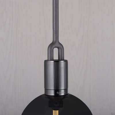 Luminária pendente em aço com formato de L bifurcado e acabamento em tom de metal escuro com cúpula fumê.