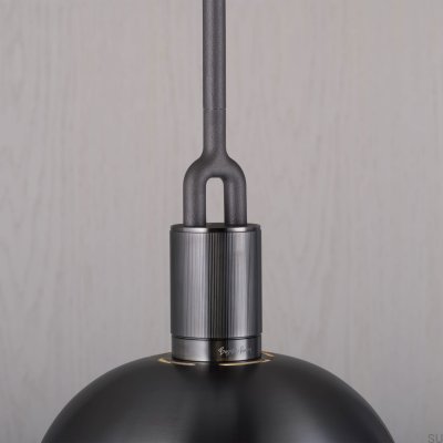 Luminária pendente em formato de L bifurcada com cúpula em aço cor de chumbo e cúpula fumê.