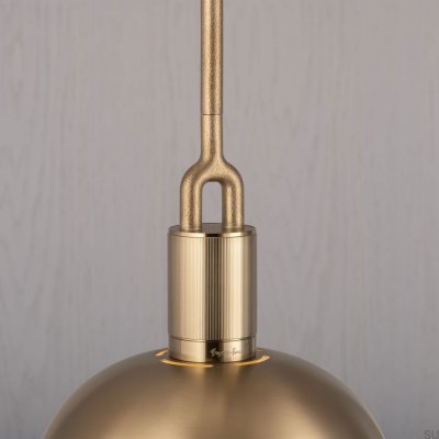 Luminária pendente em formato de L bifurcado com cúpula de latão e cúpula fumê.