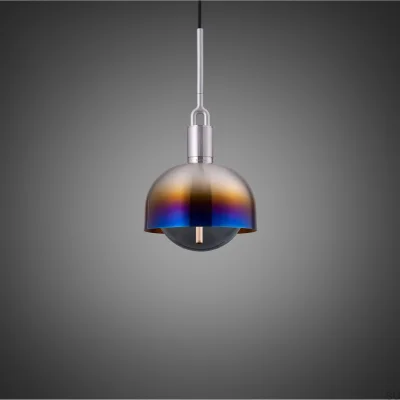 Luminária pendente Forked M com cúpula em aço queimado e cúpula fumê.
