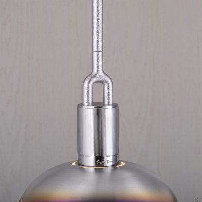 Luminária pendente Forked M com cobertura em aço queimado e cúpula leitosa.