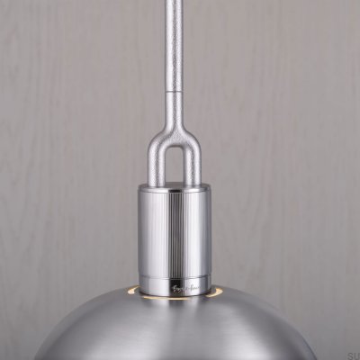 Luminária pendente Forked M com cobertura em aço prateado e cúpula leitosa.
