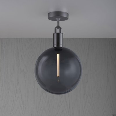Luminária de teto em aço com formato de L bifurcado e acabamento em tom de metal escuro com cúpula fumê.