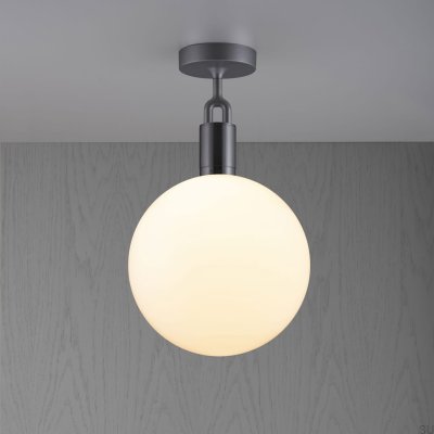 Luminária de teto em aço com formato de L bifurcado e acabamento em tom de metal escuro com cúpula fosca.