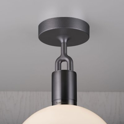 Luminária de teto em aço com formato de L bifurcado e acabamento em tom de metal escuro com cúpula fosca.