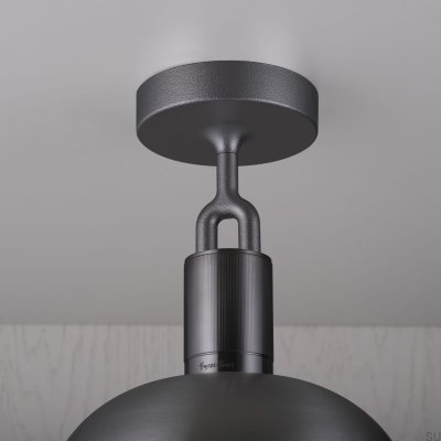 Luminária de teto bifurcada em formato de M com cobertura em tom de metal escuro e cúpula fumê.