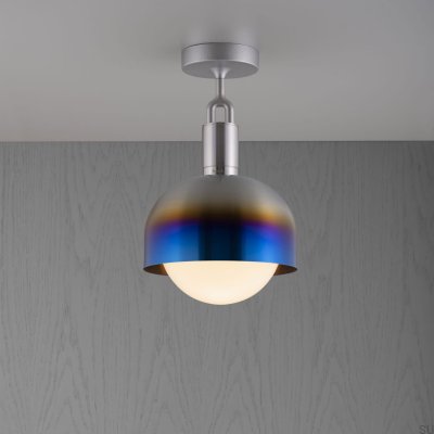 Luminária de teto Forked M com cobertura em aço queimado e cúpula leitosa.
