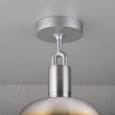 Luminária de teto Forked M com cobertura em aço queimado.