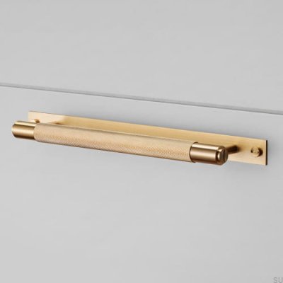 Puxador longo para móveis com placa transversal 325 e almofada de latão.