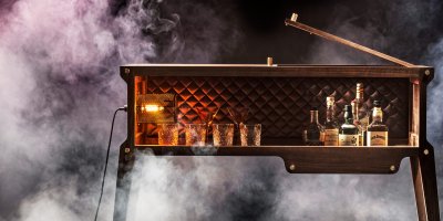 Bar de uísque artesanal em nogueira americana com plugue padrão europeu