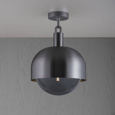 Luminária de teto em formato de L bifurcado com cobertura em tom de metal escuro e cúpula fumê.