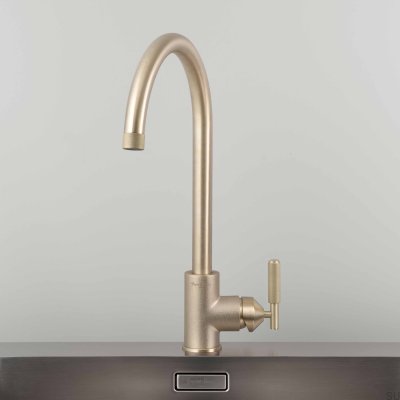 Torneira de cozinha Cross em latão com conector europeu