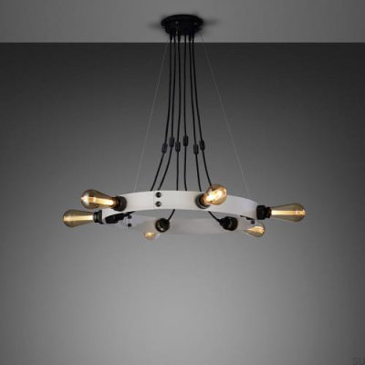 Lustre Hero 3m em aço cinza com pendentes ajustáveis e detalhes em latão.