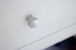 Galka Dot 18 stal nierdzewna szczotkowana na meblu