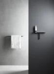 7010--półka-łazienkowa-z-ściągaczką-wody-do-szyb-i-kabin-prysznicowych-szczotkowana-stal-interior-unidrain-Skandynawskie-Uchwyty.webp