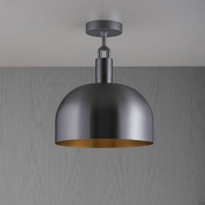 Luminária de teto em formato de L bifurcado com cobertura em tom de metal escuro.