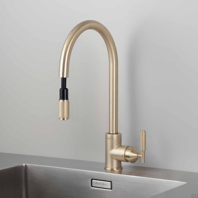 Torneira de cozinha Cross Brass com bico extensível e conector europeu.