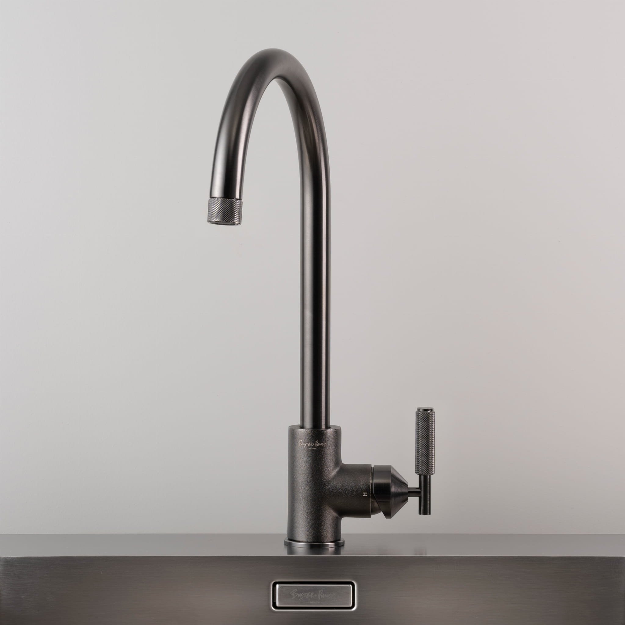 BP_Tap_Cross_ROW_Gun_Metal_Web_Square_02.jpg
