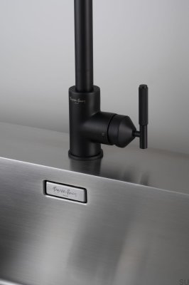 Torneira de cozinha extensível Welder’s Black Linear em latão com conector europeu