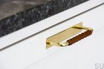 Zdjęcie przedstawia uchwyt meblowy podłużny z podstawą z serii  Royal Deluxe na meblu od Beslag Design