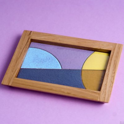 Cena abstrata com bandeja de joias de madeira amarela, esmaltada 