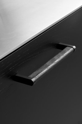 Puxador de móvel alongado Crossing 160 Metal Preto Fosco com Madeira de Carvalho Preto