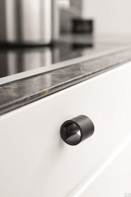 Tambor 32 Puxador para Móveis Metal Preto com Couro Preto