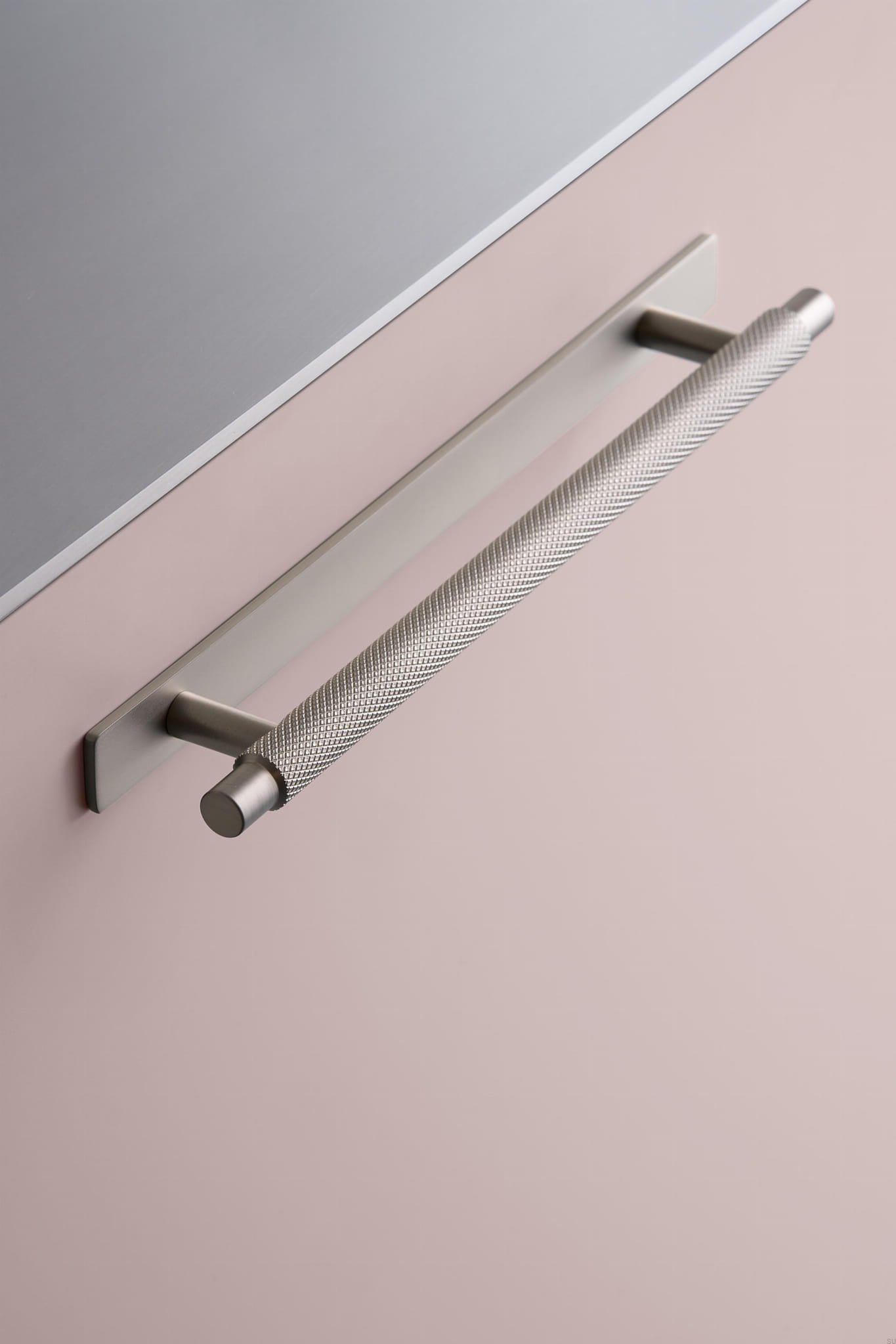 549020192-66--Uchwyt-meblowy-podłużny-Manor-Back-192-Metalowy-Srebrny-Furnipart-Skandynawskie-Uchwyty_2
