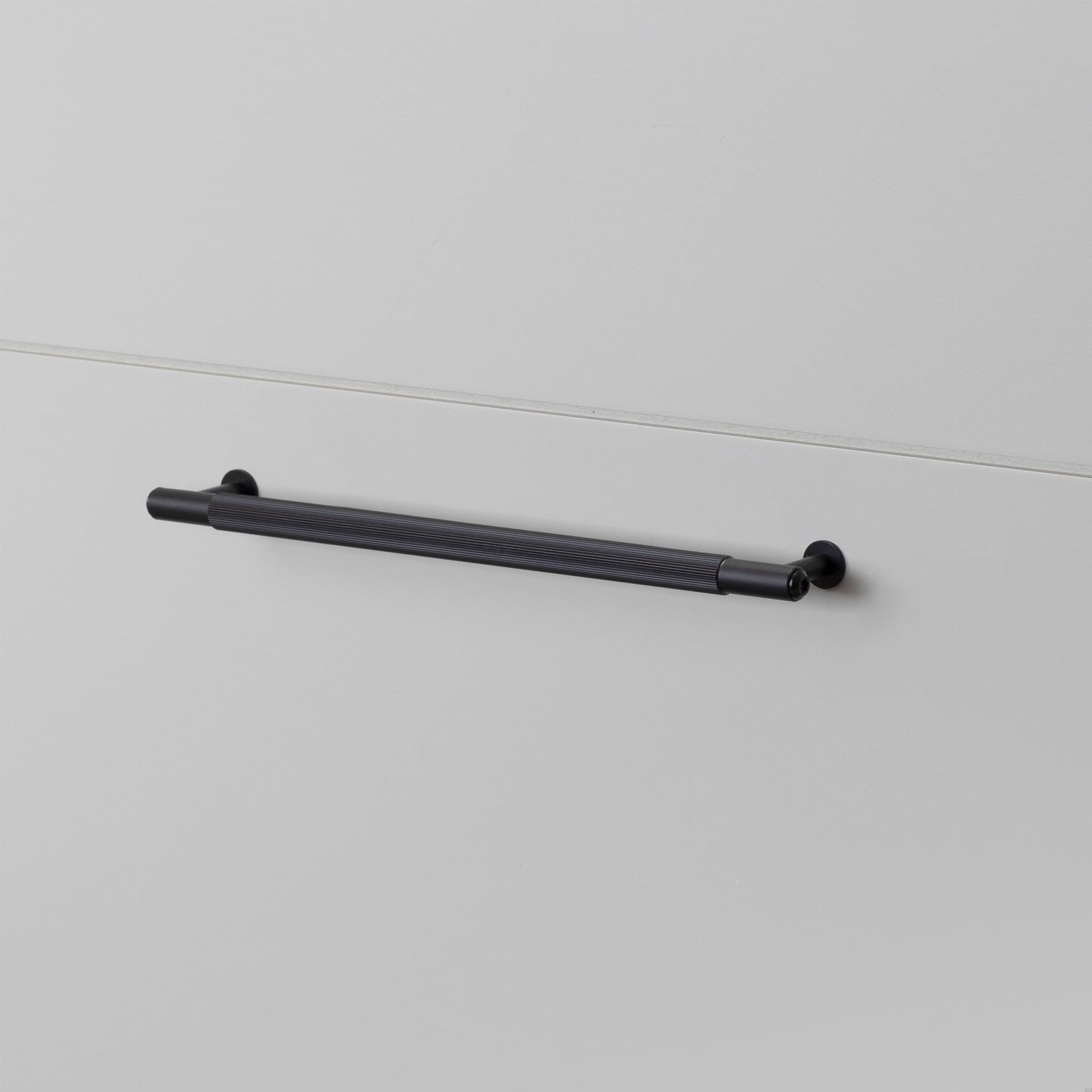 Zdjecie uchwytu podluznego Pull Bar Linear medium czarnego
