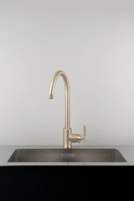 Torneira de cozinha linear em latão com conector europeu