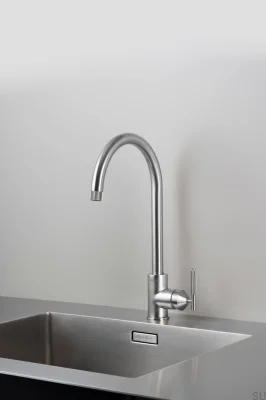 Torneira de cozinha linear em latão prateado com conector europeu