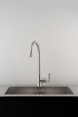 Torneira de cozinha linear em latão prateado com conector europeu