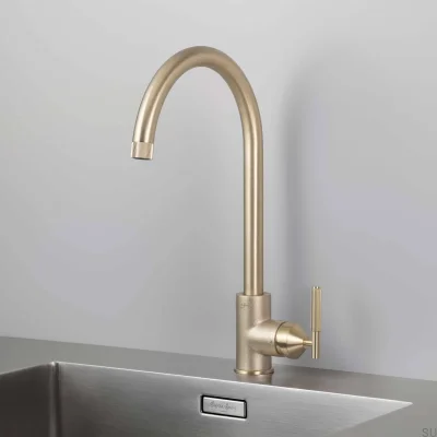 Torneira de cozinha linear em latão com conector britânico