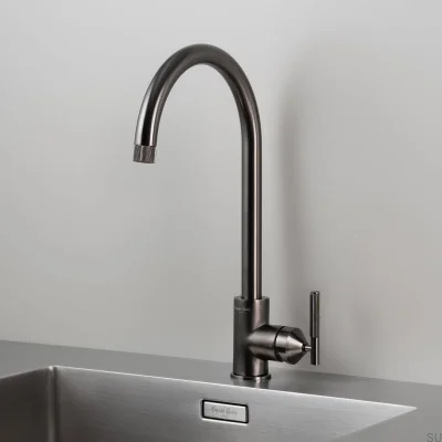 Torneira de cozinha Linear em latão cor de metal escuro com conector britânico
